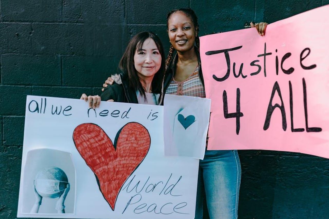 Una_storica_collaborazione_tra_Lancia_e_Michelin_CwAK8kQYMv - Veicoli24 Source: RDNE Stock project - pexels - Two women holding signs for world peace and justice at a demonstration.