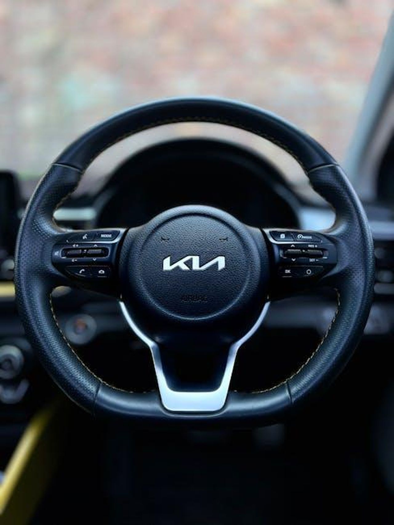 Update_regolari_overtheair_e_intelligenza_artificiale_xDnM49KXf6 - Veicoli24 Source: Sharoz Ajmal - pexels - Close-up of a car steering wheel featuring integrated control buttons in a modern vehicle.