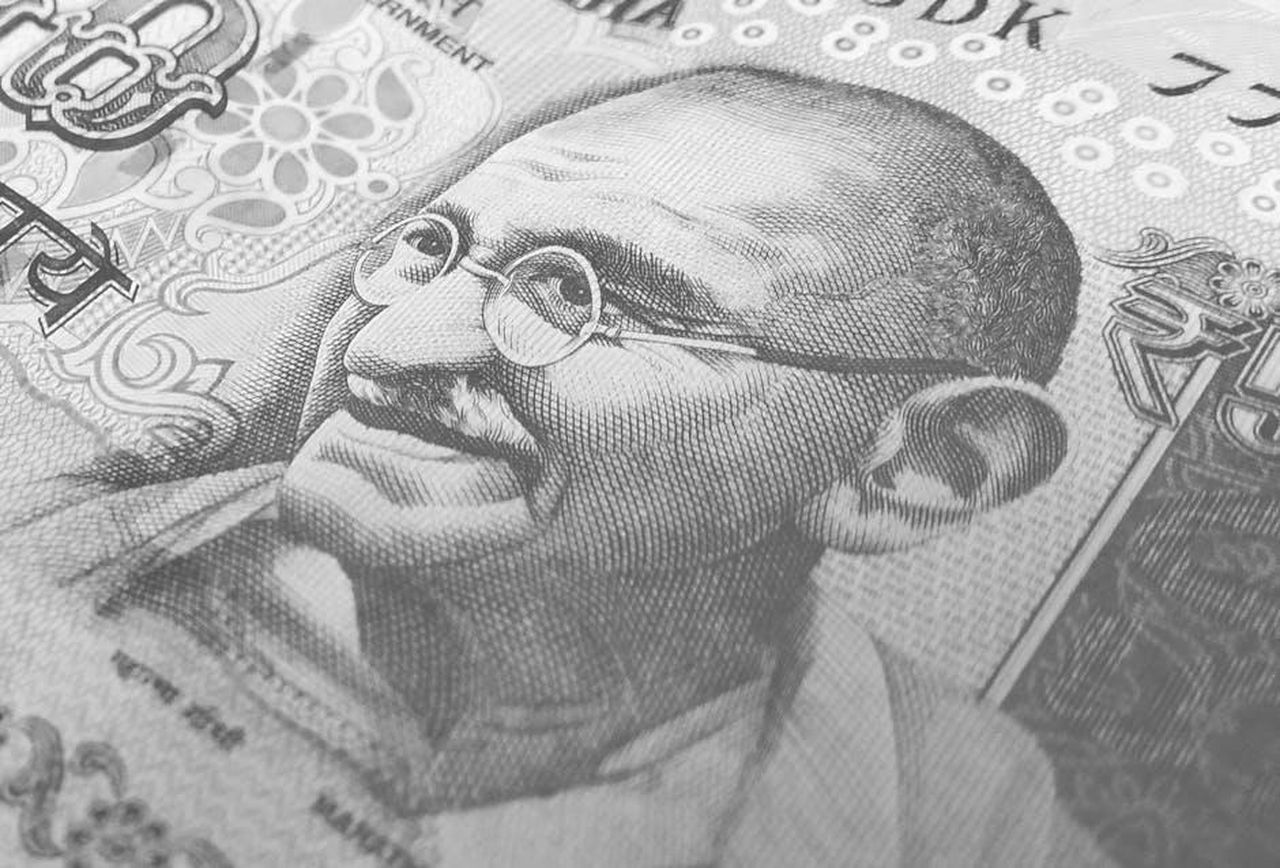 Valori_condivisi_tra_Stellantis_e_i_Giochi_ciu3BvNZX5 - Veicoli24 Source: Pixabay - pexels - Detailed monochrome depiction of an Indian rupee banknote with Gandhi's portrait, symbolizing finance and economy.