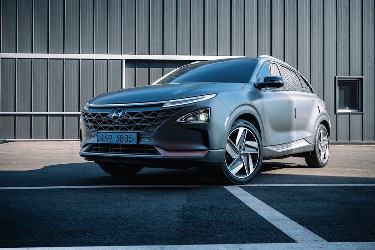 Vantaggi_della_Tecnologia_Ibrida_M7TSsCUFZL - Veicoli24 Source: Hyundai Motor Group - pexels - Stylish Hyundai Nexo spotted outdoors, showcasing innovative design and technology.