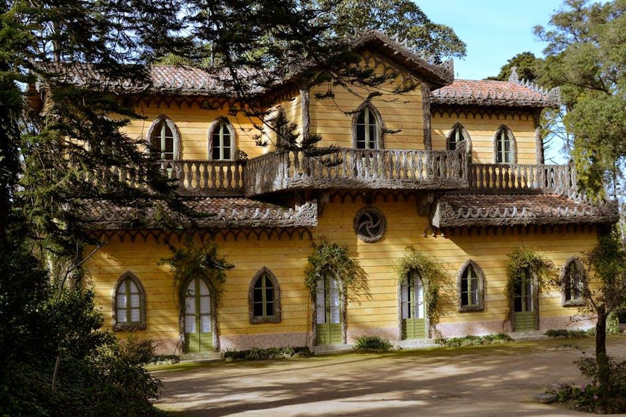 Villa_Necchi_Campiglio_un_simbolo_di_emancipazione_7rj54N2Q0u - Veicoli24 Source: Ulkar Batista - pexels - Historic cottage in Sintra, Portugal, nestled among lush trees.