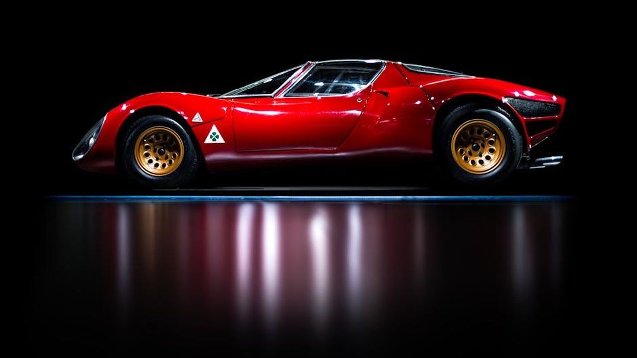 Vittoria_ai_Motor_Klassik_Awards_2025_4Sk3hmvRHK - Veicoli24 Source: Quentin Martinez - pexels - A striking red classic sports car with a sleek side profile, reflecting elegance and vintage charm.