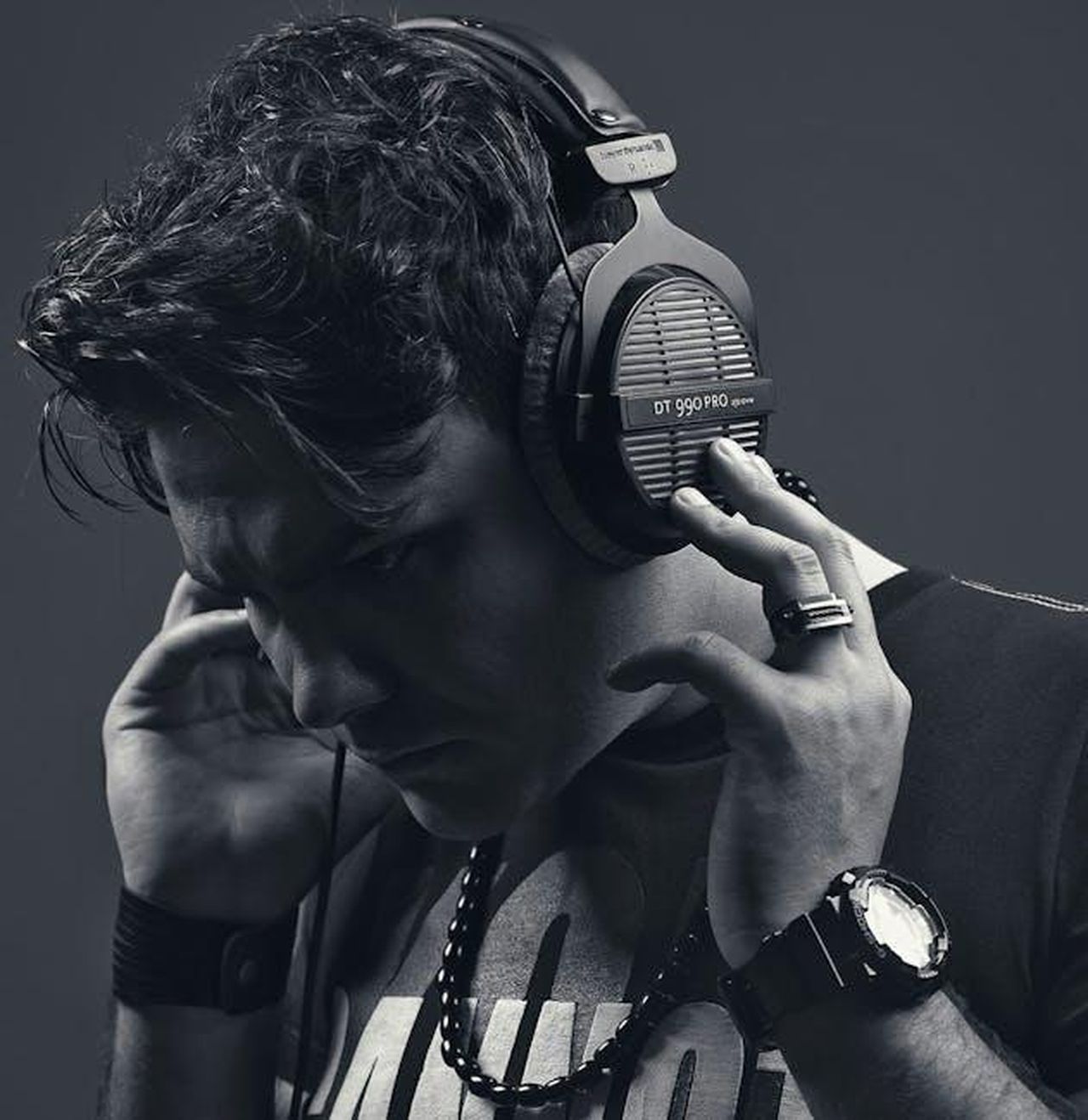 Biografie_dei_fondatori_e_artisti_principali_MyCUMfbWwO - Veicoli24 Source: Black Scorpion Music Ali Afshar - pexels - Iranian music producer wearing headphones, showcasing a modern and edgy style.