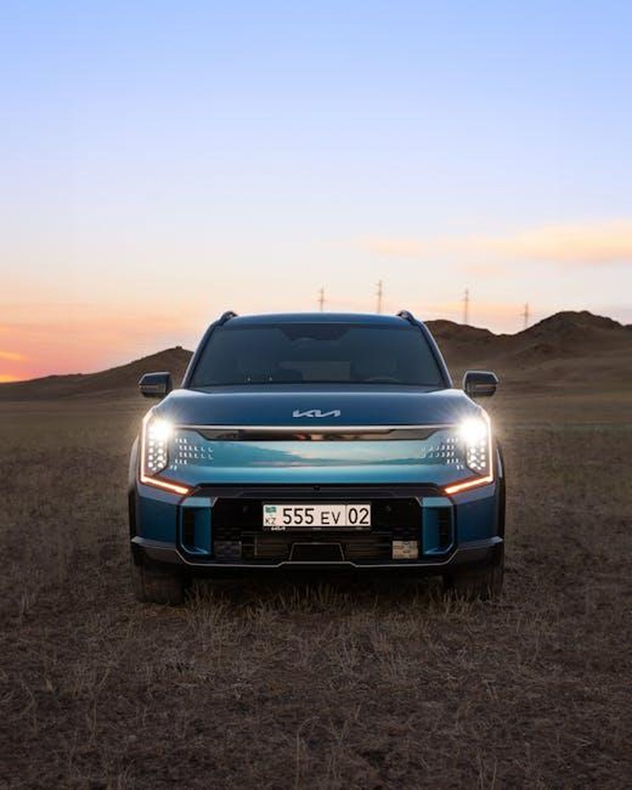 Caratteristiche_e_prestazioni_della_N8_LXYbxOtLRO - Veicoli24 Source: Hyundai Motor Group - pexels - A sleek electric SUV parked on grasslands during sunset in Kazakhstan.