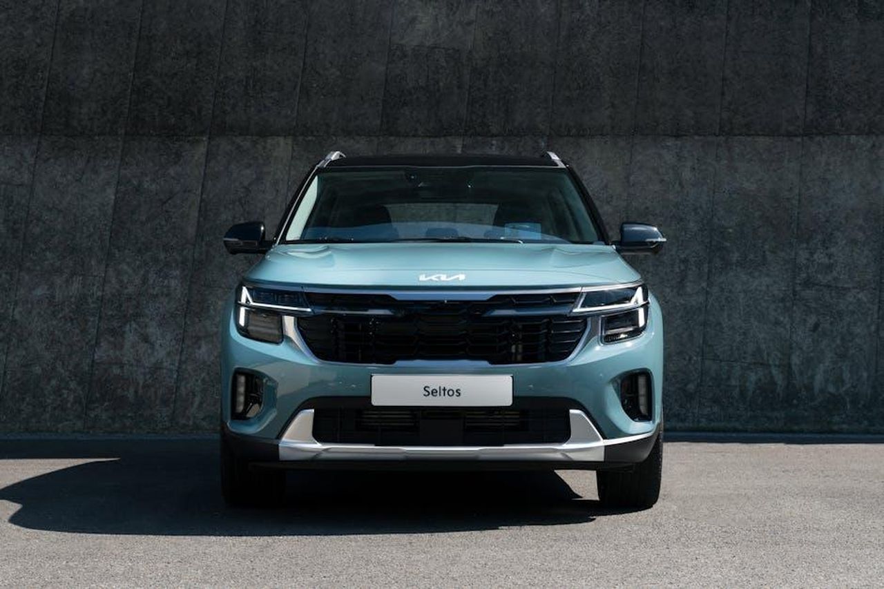 Crescita_delle_vendite_dei_modelli_SUV_TUkha3bGsA - Veicoli24 Source: Hyundai Motor Group - pexels - A modern blue Kia Seltos SUV parked against a concrete wall in daylight.