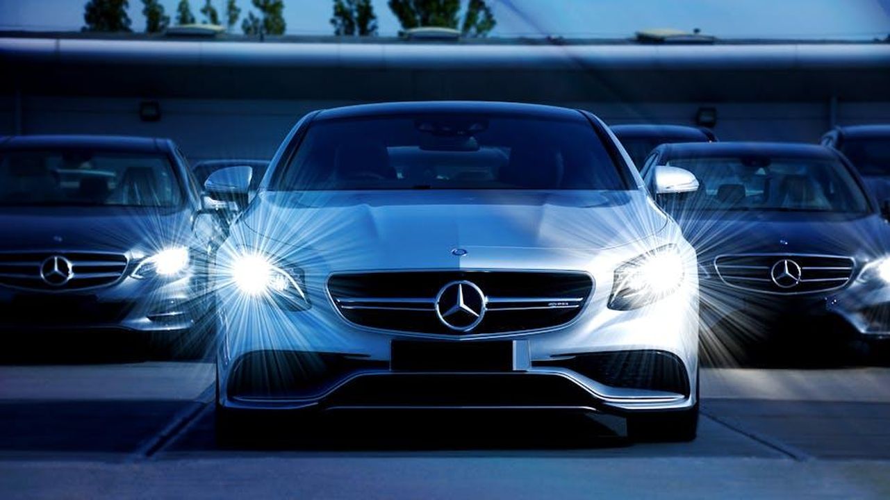 DS_Automobiles_un_marchio_di_eccellenza_RNUZqXIOvw - Veicoli24 Source: Mike Bird - pexels - Front view of a lineup of Mercedes-Benz cars with bright headlights, showcasing luxury and elegance.