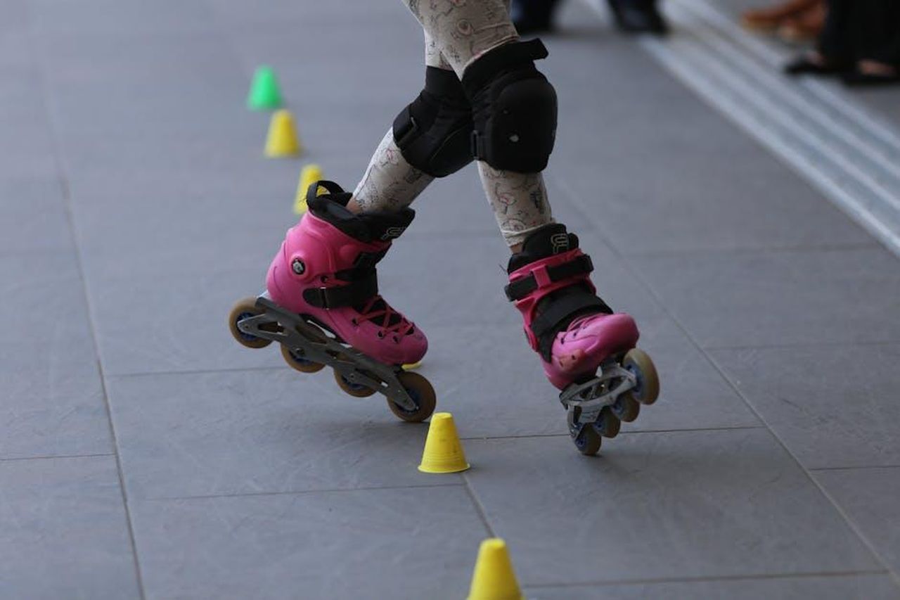 Il_progetto_Vivaio_e_i_risultati_ottenuti_nlrkvd7klr - Veicoli24 Source: Bruno Cortés FP - pexels - A child skillfully rollerblading indoors in Mexico City, wearing protective gear.