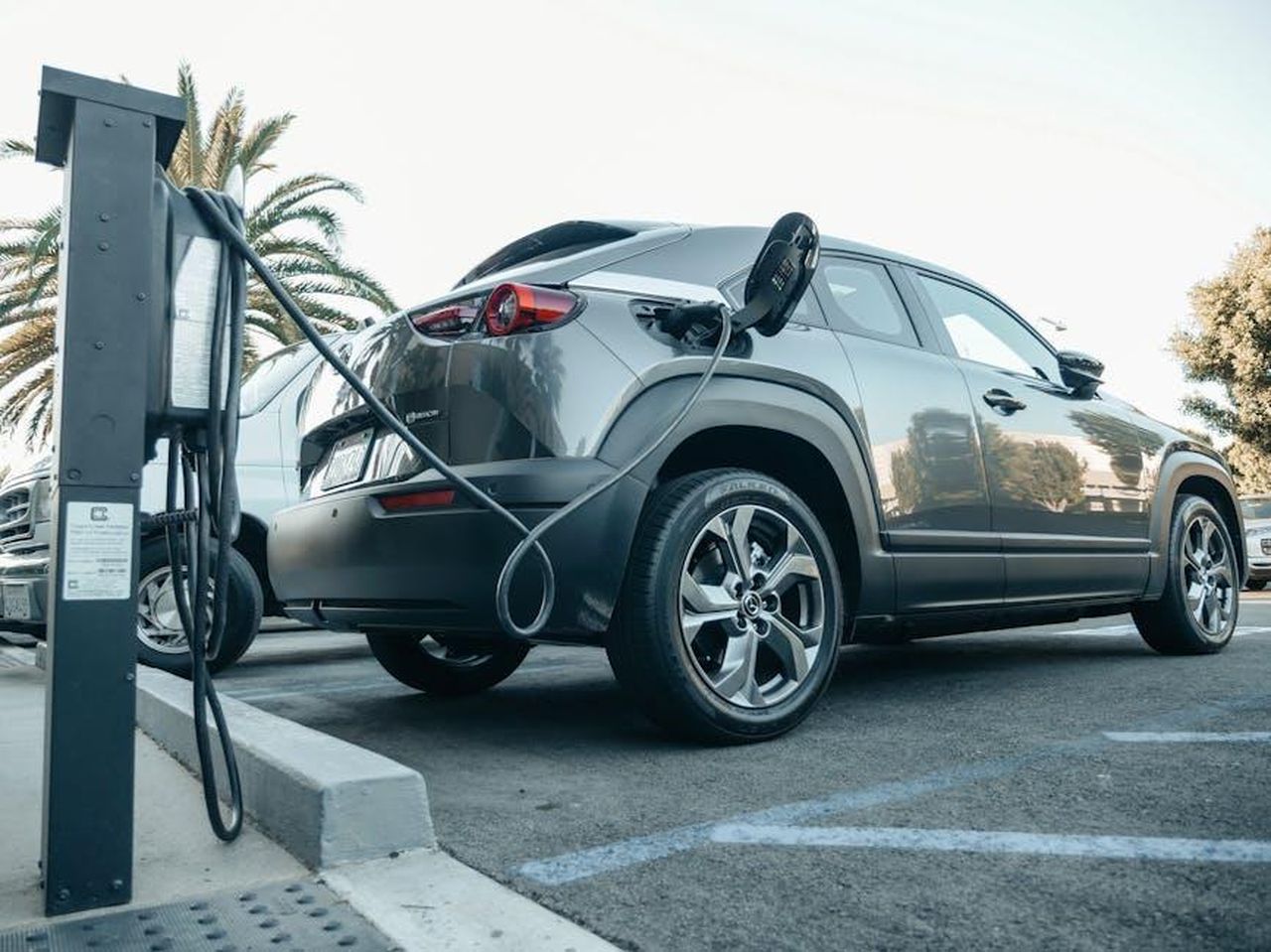 La_nuova_MercedesBenz_G_580_con_tecnologia_EQ_EqYO7VCl26 - Veicoli24 Source: Kindel Media - pexels - Modern electric vehicle charging at an outdoor station in daylight.