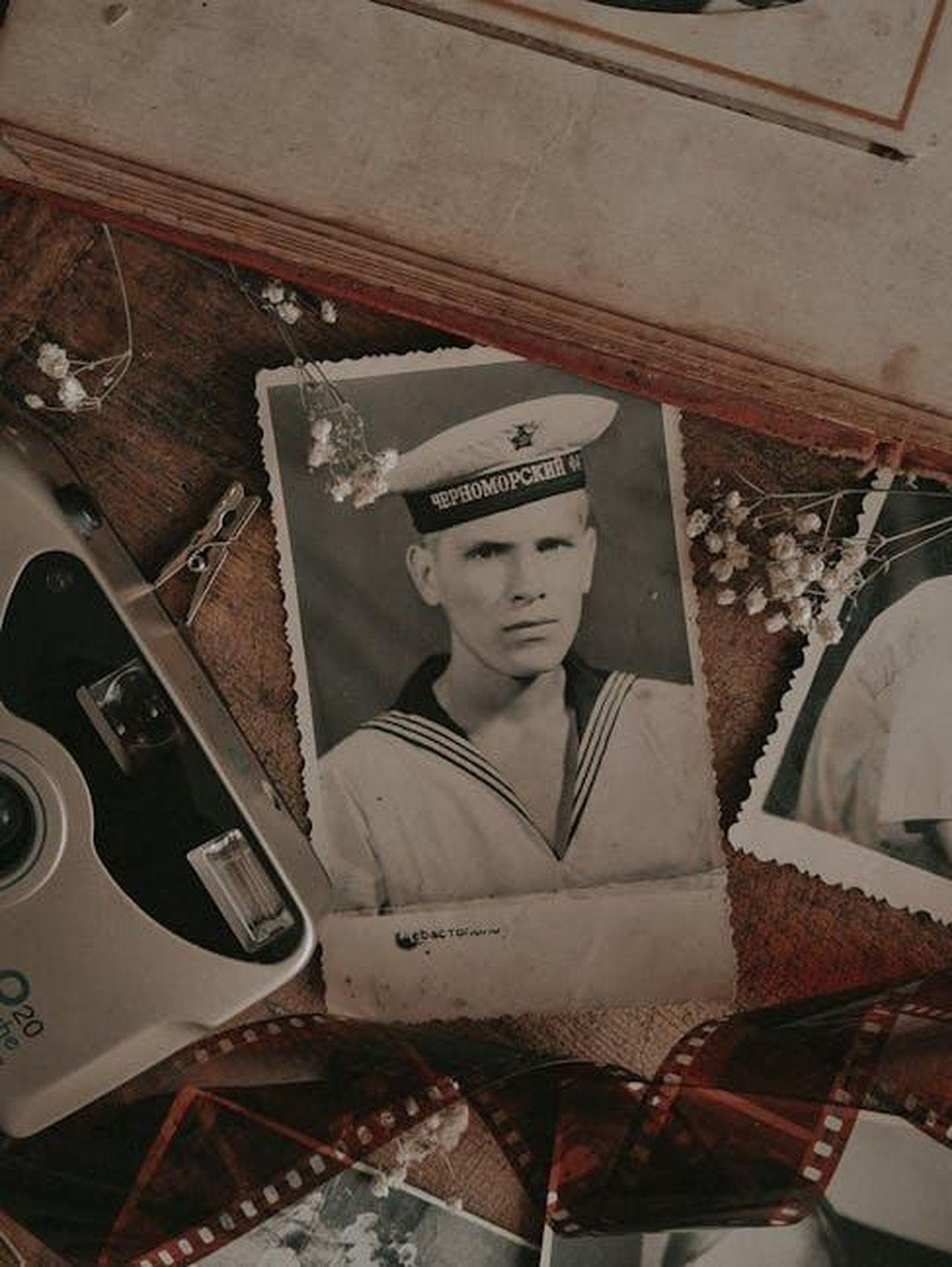 La_storia_del_MONaco_Big_Band_XQfEGrQiz3 - Veicoli24 Source: Yulia Ilina - pexels - Soviet naval portrait with retro camera and flowers, evoking nostalgia.