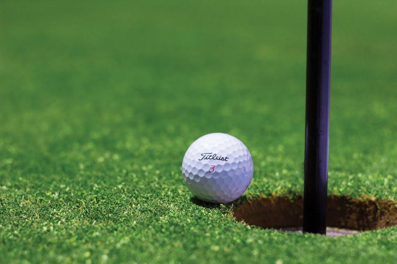 MercedesBenz_e_il_golf_una_tradizione_che_continua_CPfE5bURlx - Veicoli24 Source: tyler hendy - pexels - Close-up of a golf ball near a hole on a vibrant golf green, capturing the moment of near success.