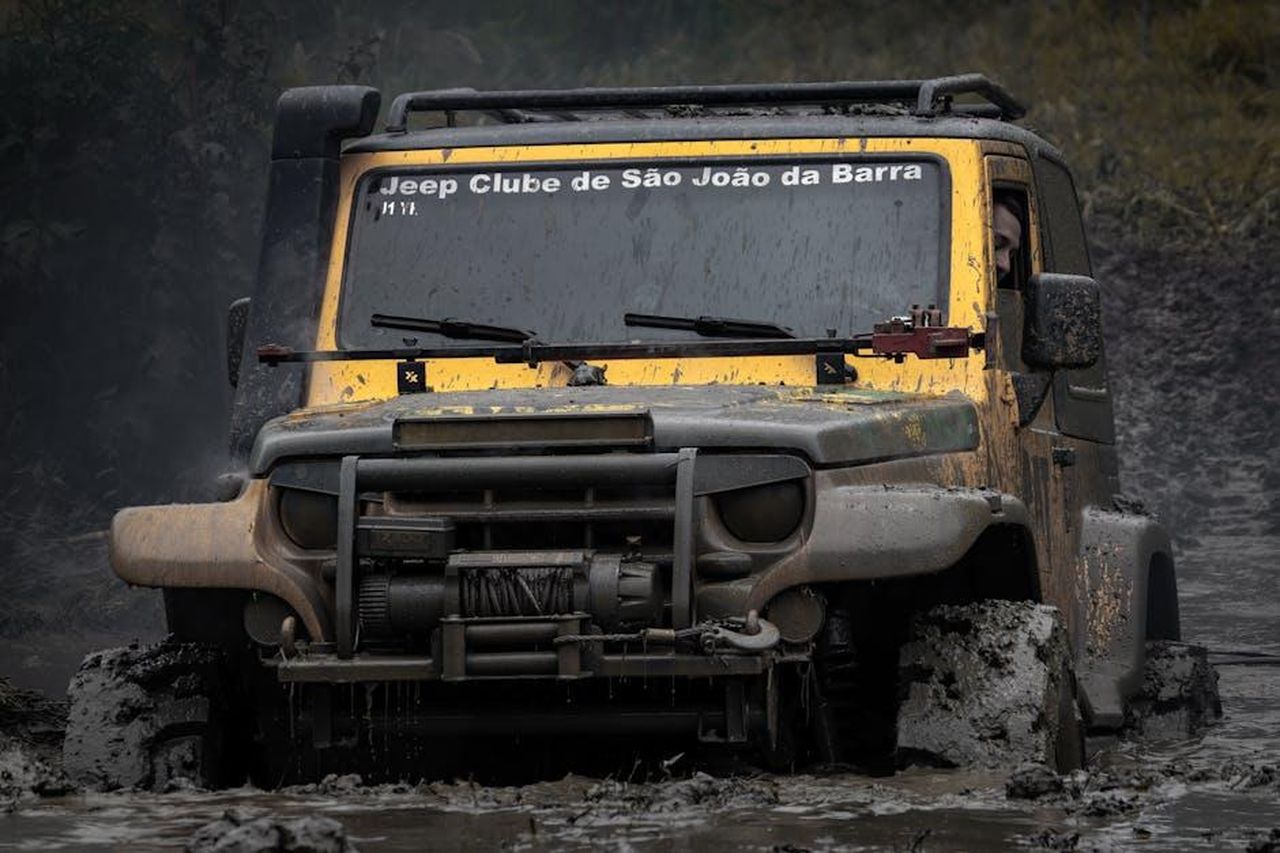 Nuova_gamma_per_Renegade_e_Compass_z4mykT02lj - Veicoli24 Source: Wallace Silva - pexels - A rugged Jeep navigates through thick mud, showcasing its off-road capabilities.