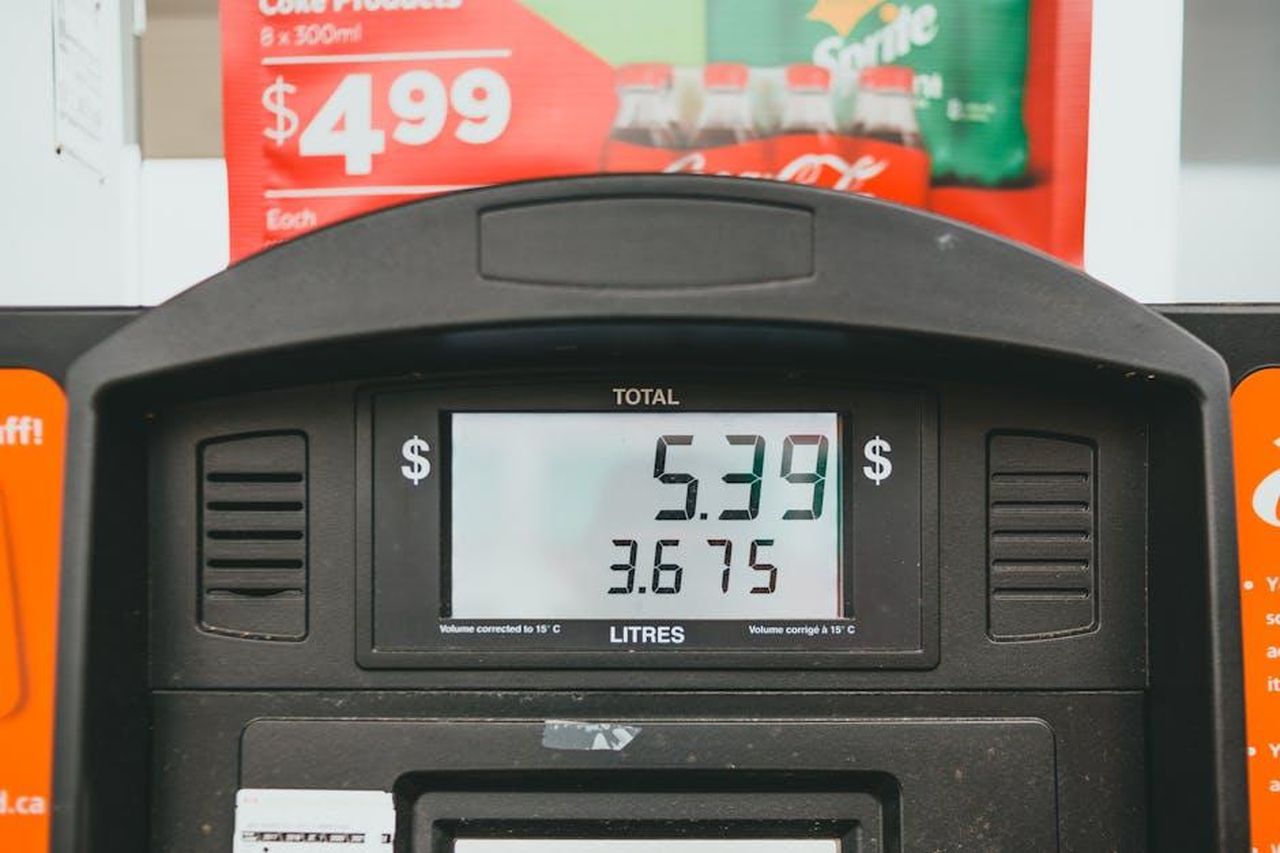 Prezzi_e_offerte_per_la_N8_4wHoOXCvFs - Veicoli24 Source: Erik Mclean - pexels - Close-up of a gas pump display showing price per liter and total volume during a transaction.