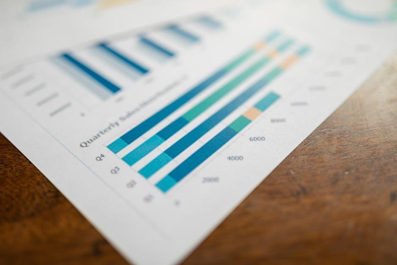 Risultati_di_vendita_del_primo_trimestre_2025_ptc3Tgz5Wa - Veicoli24 Source: RDNE Stock project - pexels - Close-up of a quarterly sales report showing bar charts on paper.