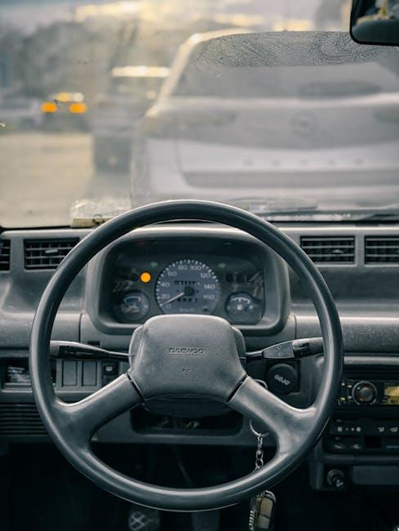 Tecnologia_innovativa_per_i_viaggi_in_auto_T4xfbniptJ - Veicoli24 Source: Ahmet Arıkaya - pexels - Interior view of a vintage car with focus on steering wheel and dashboard.