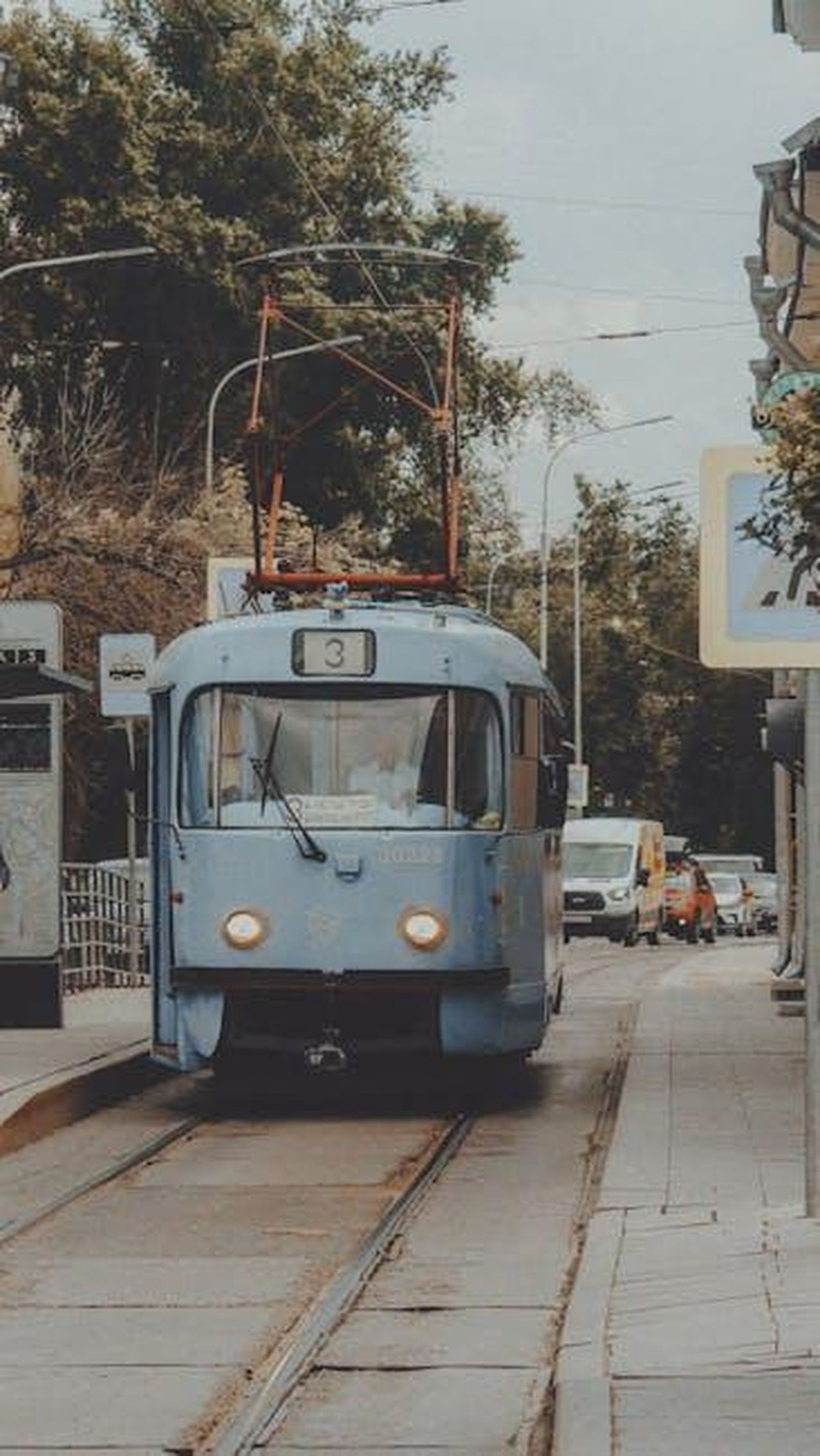 Vendite_di_veicoli_elettrificati_a_marzo_2025_ycnCezgF7h - Veicoli24 Source: Sveta K - pexels - A vintage blue tram travels through a tree-lined city street in autumn.